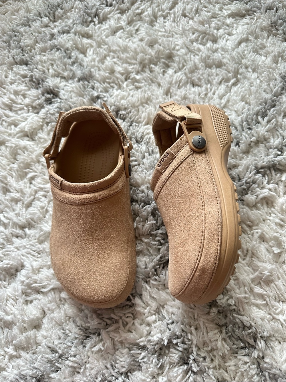 Crocs women’s Classic Crafted Vegan Suede Clog size 6